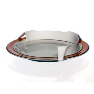 Vit tallrik med brun kant och en originell design med två unika handtag som sträcker sig över plattan. Handtagen är vita och bågformade, vilket ger en modern och stilren estetik.