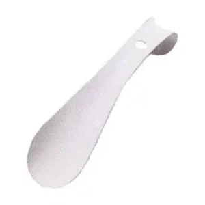 Vit skohorn av plast med ett hål nära toppen för upphängning. Det har en slät, bred yta framtill som avsmalnar mot handtaget, vilket underlättar när man tar på sig skor. Lämpligt för daglig användning.