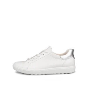 Vit sneaker med lågt skaft och snörning, sedd från sidan på svart bakgrund. Skon har en diskret design med silverdetalj på hälen. Ytan är slät, vilket ger ett modernt och stilrent intryck.