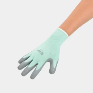 En hand bär en ljusgrön handske med grå fingertoppar och trycktext som säger "Uro CL: 55". Handsken sträcker sig över en ljus bakgrund, vilket framhäver dess skyddande och funktionella design för arbete.