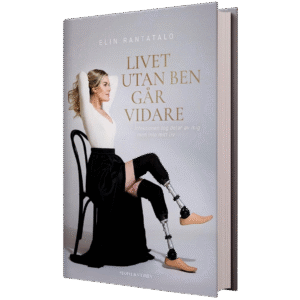 Bokomslag visar en kvinna i vit topp och svart kjol, sittande med protesben. Titel: "Livet utan ben går vidare". Undertitel: "Infektionen tog delar av mig men inte mitt liv". Författare: Elin Rantatalo. Förlag: People & Stories.