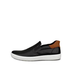 Svart herrsko i läder av typen slip-on från Ecco, sedd från sidan. Skon har en vit sula och en brun detalj vid hälen. Designen är enkel och stilren, lämplig för vardagsbruk.