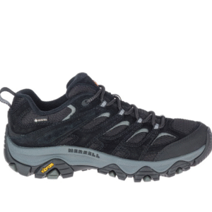 En svart vandringssko, Merrell Moab 3 GTX W, visas från sidan. Skon har robusta snören och en slitstark sula med Vibram-logotyp. Gore-Tex-material ger vattentålighet, vilket är idealiskt för utomhusaktiviteter i varierande terräng.