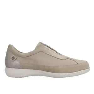 Beige sko med låg klack och sluten tå, utan snörning. Tillverkad i lädermaterial med tålig, vit sula och diskret logotyp på hälen. Designad för komfort och vardaglig användning, idealisk för promenader och stadsliv.