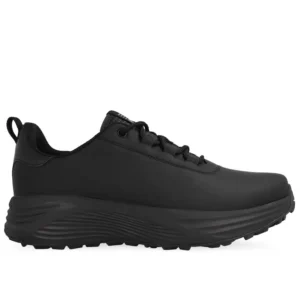 Svart vandringskänga i profil, med snörning och slitstark sula. Designen är minimalistisk och funktionell, lämplig för utomhusaktiviteter. Skons yttermaterial ser vattenresistent ut, vilket passar för olika typer av terräng och väderförhållanden.