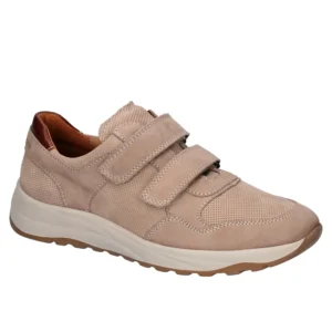 Beige sko med kardborreband syns från sidan. Den har en rund tå och en vit sula med brun botten. Materialet är en kombination av slät och perforerad textur, vilket ger andningsförmåga och komfort.