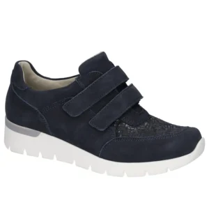 Mörkblå sko med kardborreband och mönstrad detalj upptill. Skons vita sula är tjock och räfflad för extra grepp. Designen är modern och bekväm, lämplig för vandring och daglig användning.