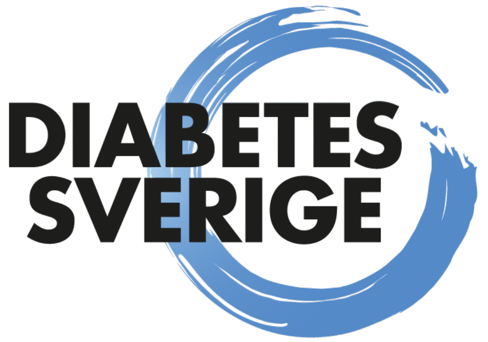 Texten “Diabetes Sverige” står i fet stil framför en blå, målad cirkel. Svart text kontrasterar med den mjuka, blåa bakgrunden, vilket skapar ett modernt och engagerande intryck som förmedlar fokus på diabetesmedvetenhet i Sverige.