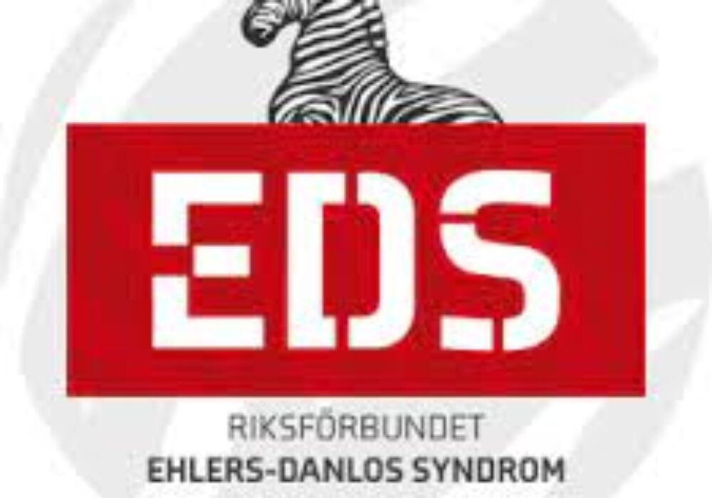Röd rektangulär logotyp med vit text "EDS" och en zebra ovanpå. Under står "Riksförbundet Ehlers-Danlos Syndrom". Zebran symboliserar sällsynta diagnoser, relaterat till EDS som är en bindvävsstörning.