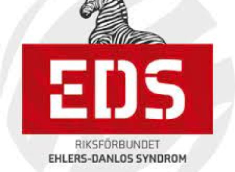 Röd rektangulär logotyp med vit text "EDS" och en zebra ovanpå. Under står "Riksförbundet Ehlers-Danlos Syndrom". Zebran symboliserar sällsynta diagnoser, relaterat till EDS som är en bindvävsstörning.
